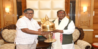 Hon'ble Governor Shri Gulab Chand Kataria felicitates the Governor of Sikkim Shri Lakshman Prasad Acharya