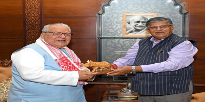 Hon'ble Governor presenting a memento to Hon'ble Governor of Rajasthan