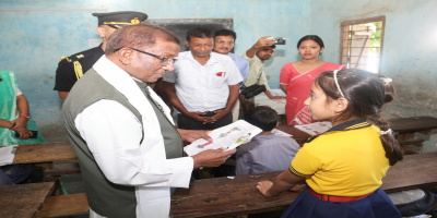 Governor interacting with a student at a school in Mjuli