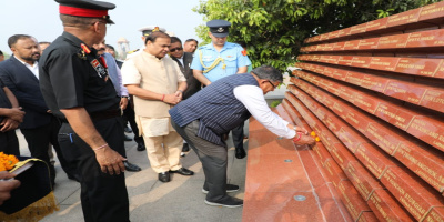 Hon'ble Governor paying tributes to War Heros