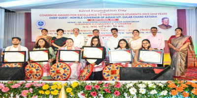 Assam Governor distributes award of excellence to Meritorious students  at Gauhati Commerce College