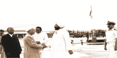 Hon'ble Governor Prakash Mehrotra receiving the President of India Giani Zail Singh at Guwahati Airport