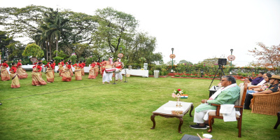 Governor enjoying a husori during Rongali Bihu celebration at Raj Bhavan