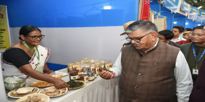 Governor interacting with a vendor at Tarang- a state level mela for FPOs