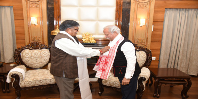 Governor meets Governor of Arunachal Pradesh Lt.Gen Kaiwalya Trivikram Parnaik, PVSM,UYSM,YSM(Retd) at Raj Bhavan on 22nd September 2023.