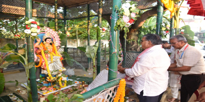 Governor paying obeisance to Lrd Viswakarma