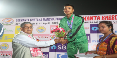 Governor felicitates a player at the closing ceremony of Seemanta Kreeda Mahotsav’24