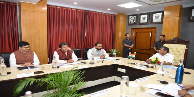 Governor with the Minister and officials of  IT department