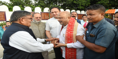 Hon'ble Governor with the Former Chief Minister of the State