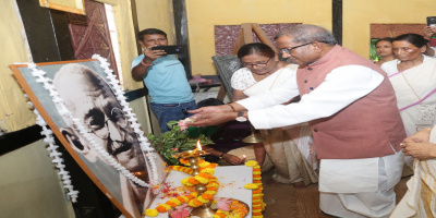 Governor pays tributes to Bapu at Sarania Ashram