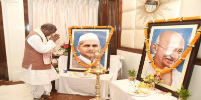 Governor pays tributes to Mahatma Gandhi and Lal Bahadur Shastri at Raj Bhavan