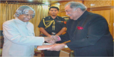 President of India, A PJ Abdul Kalam being received by Governor Ajai Singh at Raj Bhavan, Guwahat