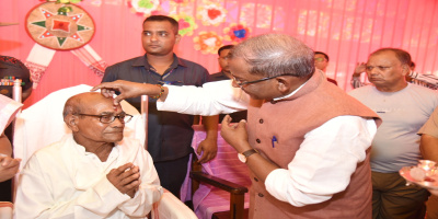 Governor Shri Lakshman Prasad Acharya visits residence and felicitates a veteran teacher on Teacher’s Day