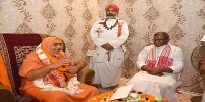 Governor Lakshman Prasad Acharya meets Jagat Guru Shankaracharya Swami Adhokshajananda ji Maharaj